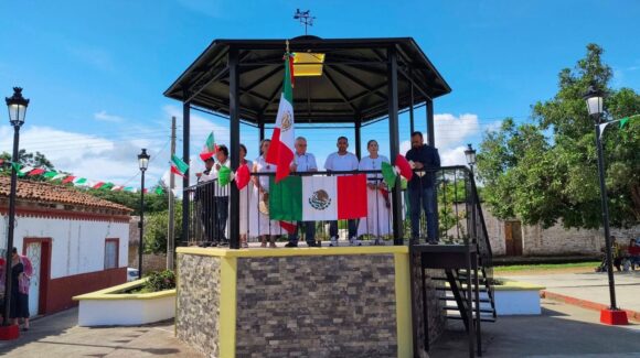 Celebran en Escuinapa, Sinaloa, el Grito de Independencia; alcalde recorre sindicaturas y encabeza festejo masivo