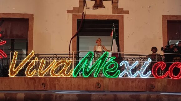 Con 17 “¡Vivas!”, Estrella Palacios exclama su primer Grito de Independencia en Mazatlán, Sinaloa