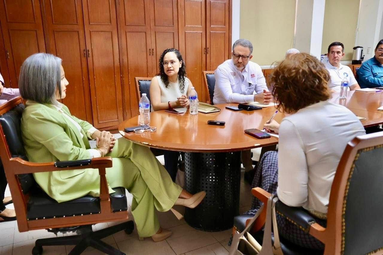 Guadalupe López González, en reunión en el ayuntamiento de Salvador Alvarado
