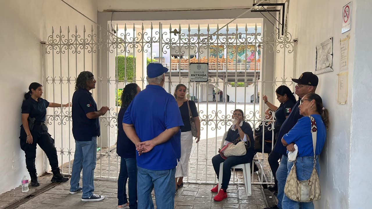 guerreros azules bloqueo todos los accesos al ayuntamiento de mazatlan