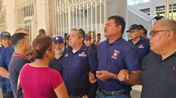 Guerreros Azules toman el Ayuntamiento de Mazatlán, Sinaloa para exigir por sus derechos en rezago