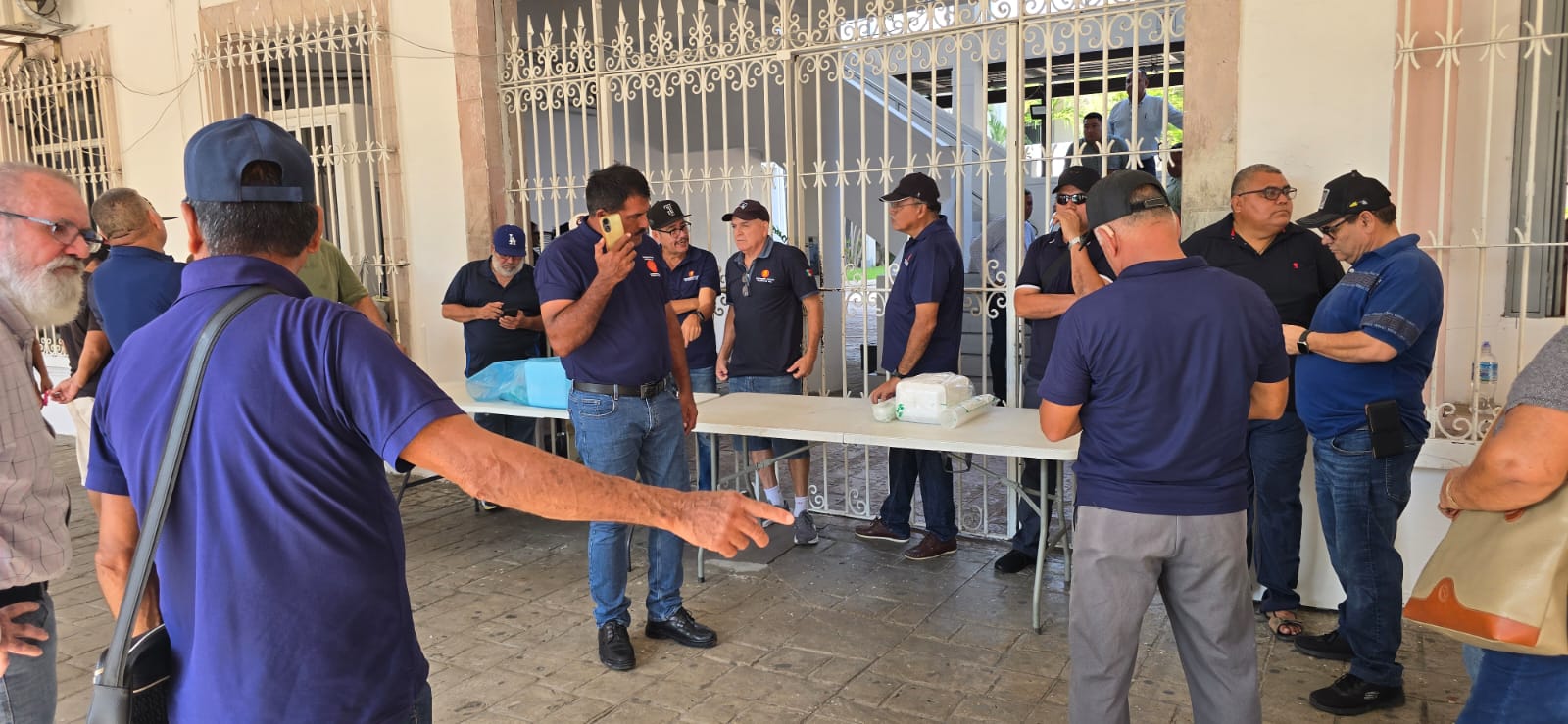 guerreros azules bloqueo todos los accesos al ayuntamiento de mazatlan