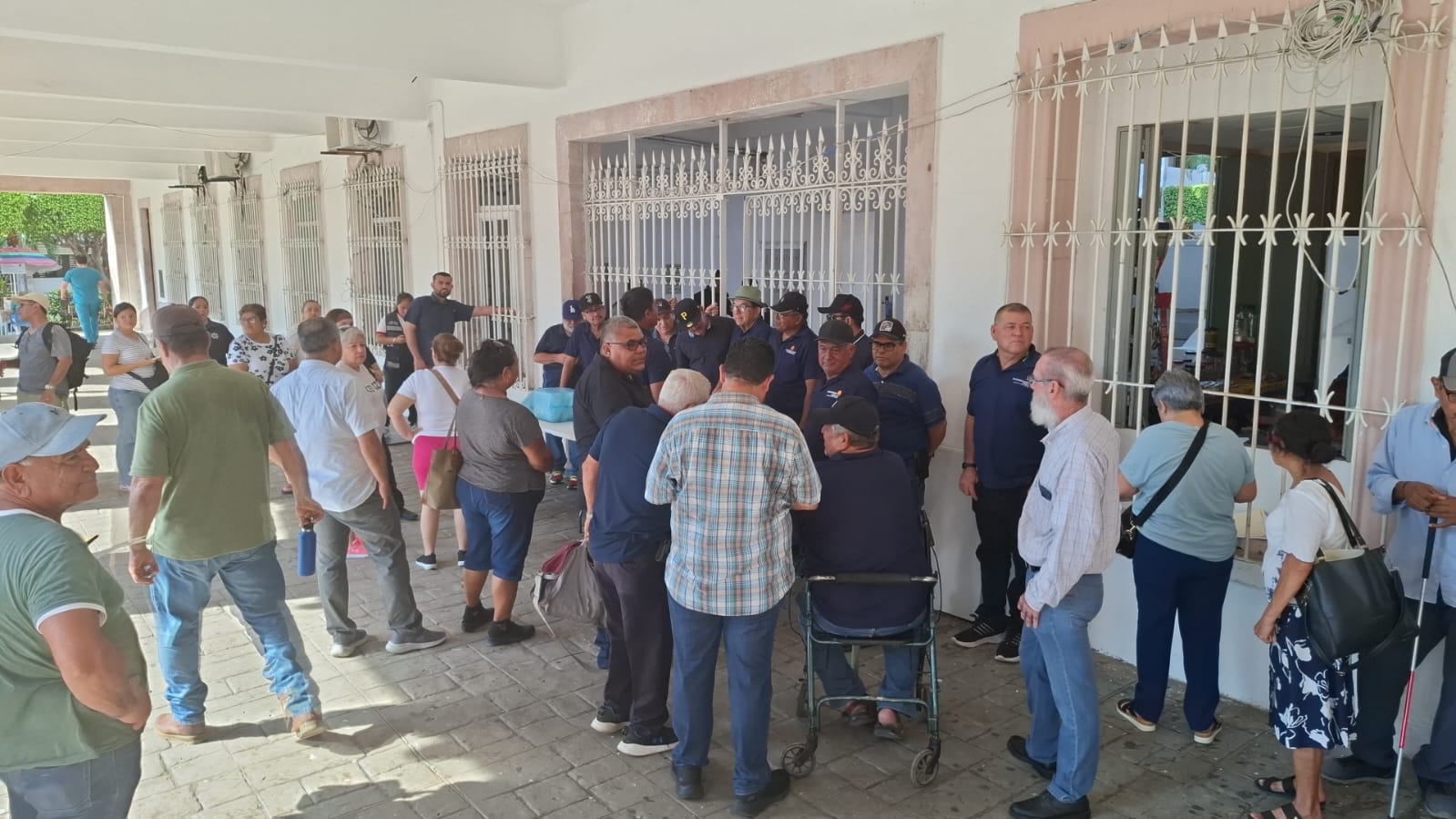 guerreros azules bloqueo todos los accesos al ayuntamiento de mazatlan