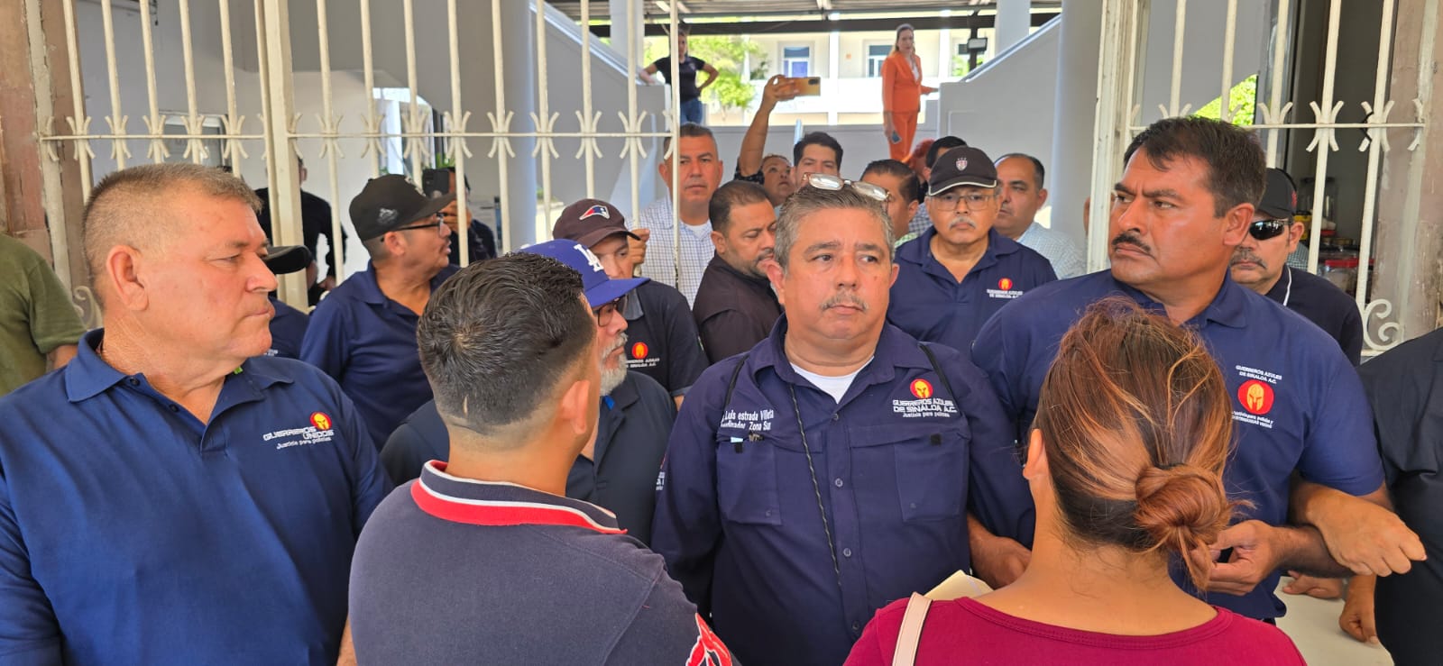 guerreros azules bloqueo todos los accesos al ayuntamiento de mazatlan