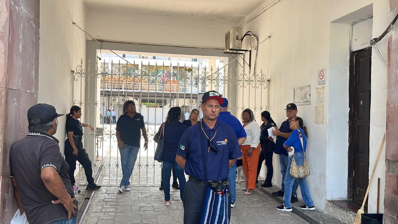 guerreros azules bloqueo todos los accesos al ayuntamiento de mazatlan