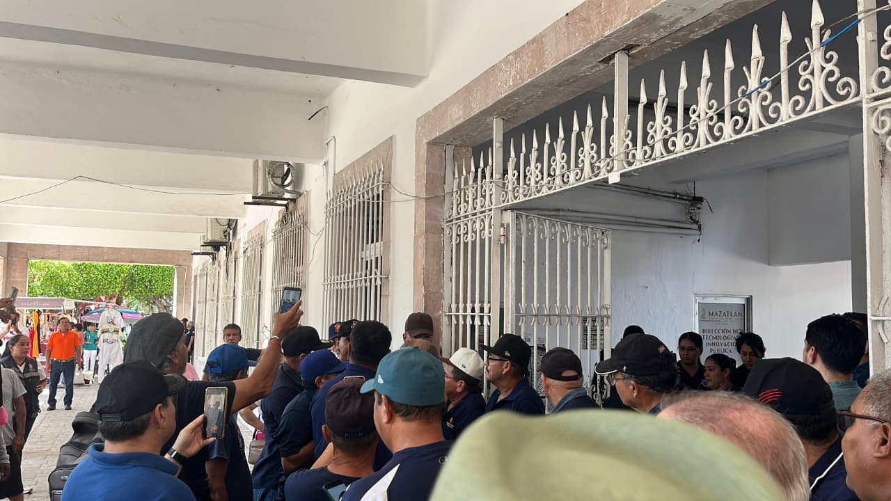 guerreros azules bloqueo todos los accesos al ayuntamiento de mazatlan