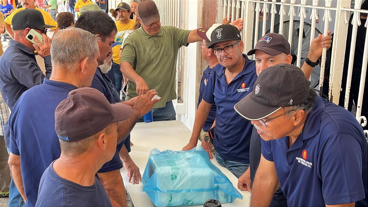 guerreros azules bloqueo todos los accesos al ayuntamiento de mazatlan
