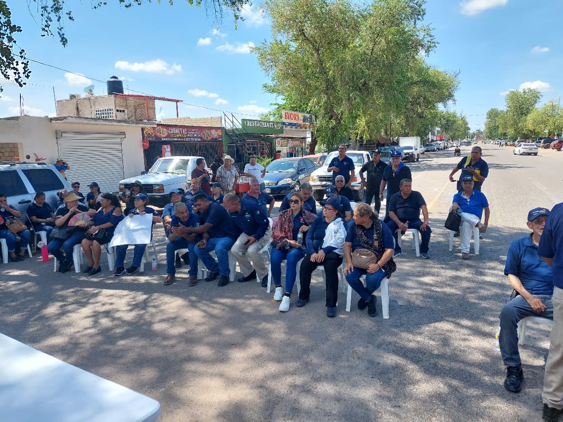 Guerreros Azules se manifiesta afuera del Ayuntamiento de Angostura