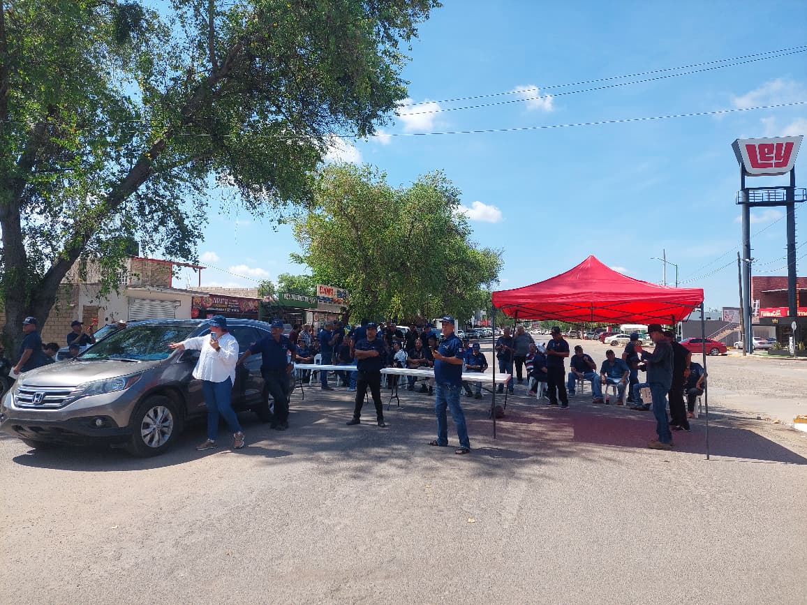 Guerreros Azules se manifiesta afuera del Ayuntamiento de Angostura