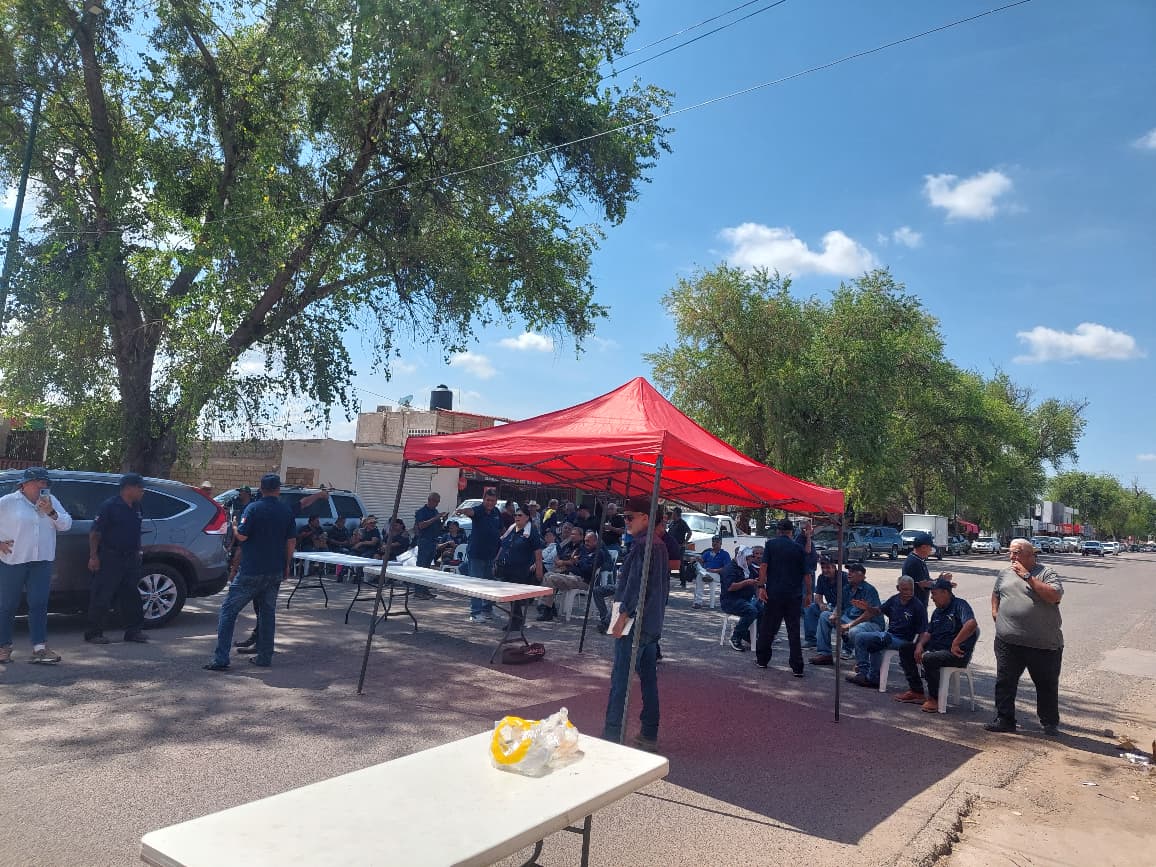 Guerreros Azules se manifiesta afuera del Ayuntamiento de Angostura