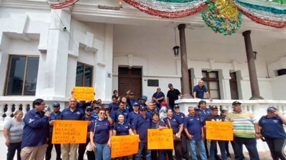 Guerreros Unidos toman Ayuntamiento de Mocorito; exigen integración a nómina de policías y viudas