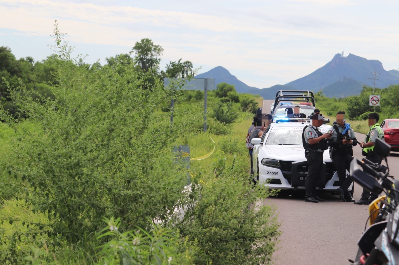 hallan adulto muerto a la orilla de la carretera mexico 15