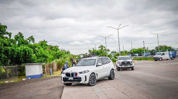 Llega el gobernador Rubén Rocha a BAM para recibir a Harfuch y gabinete de seguridad en visita a Sinaloa