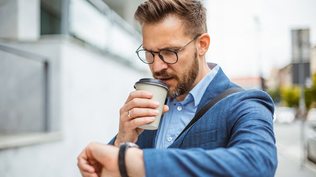 Hombre adulto tomando café