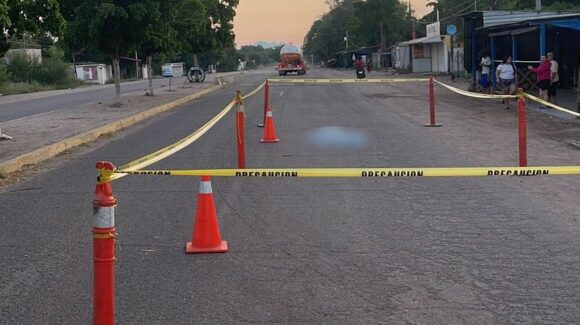 Hombre pierde la vida tras ser arrollado por un vehículo en Vinaterías, El Fuerte, Sinaloa
