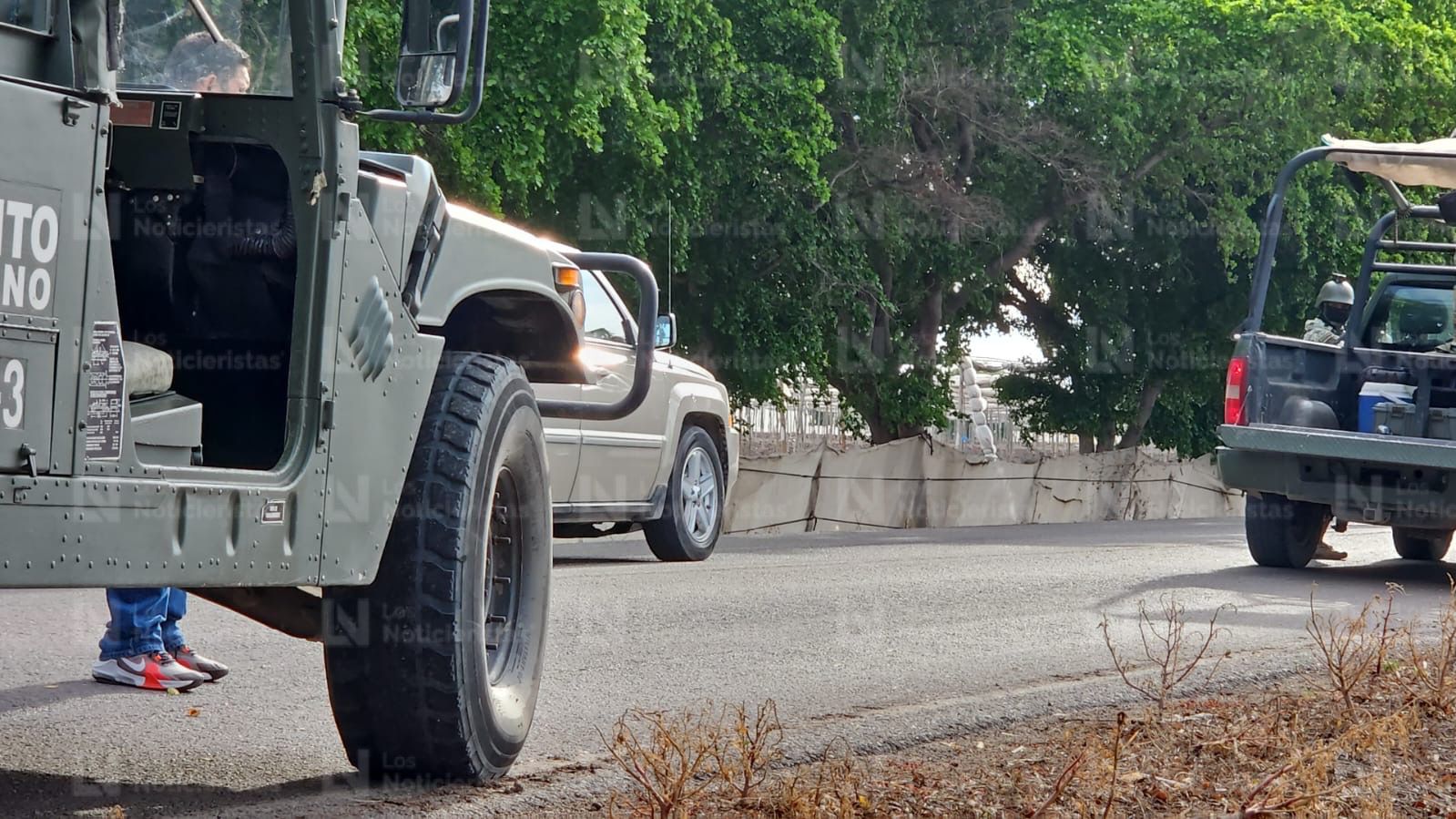 Militares resguardan el lugar donde un hombre fue encontrado sin vida en Costa Rica, Culiacán