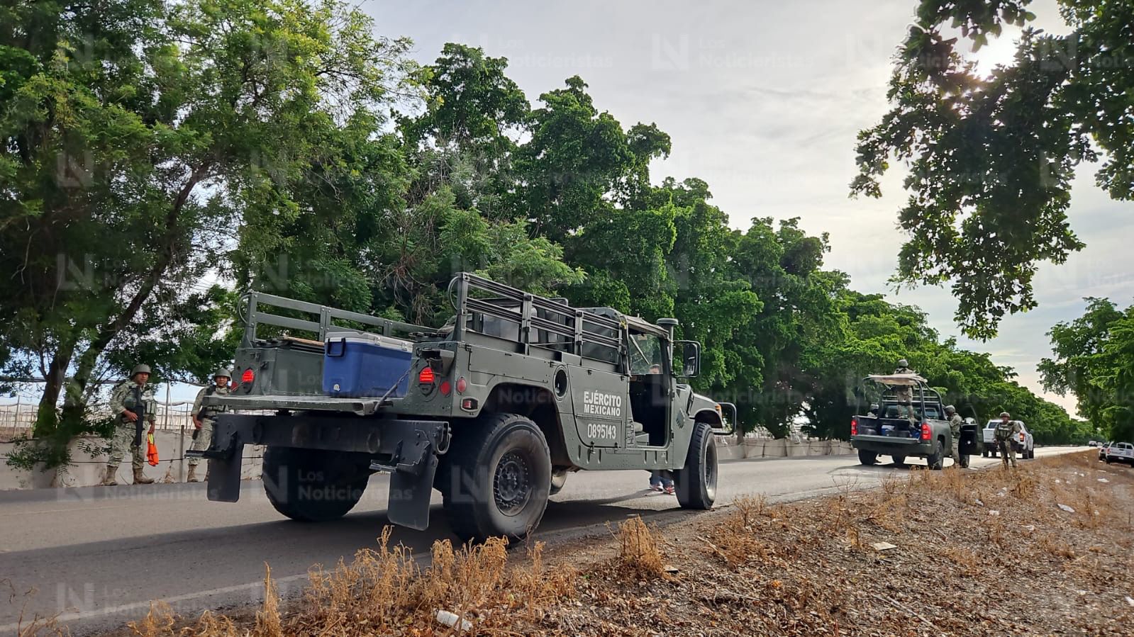 Militares resguardan el lugar donde un hombre fue encontrado sin vida en Costa Rica, Culiacán