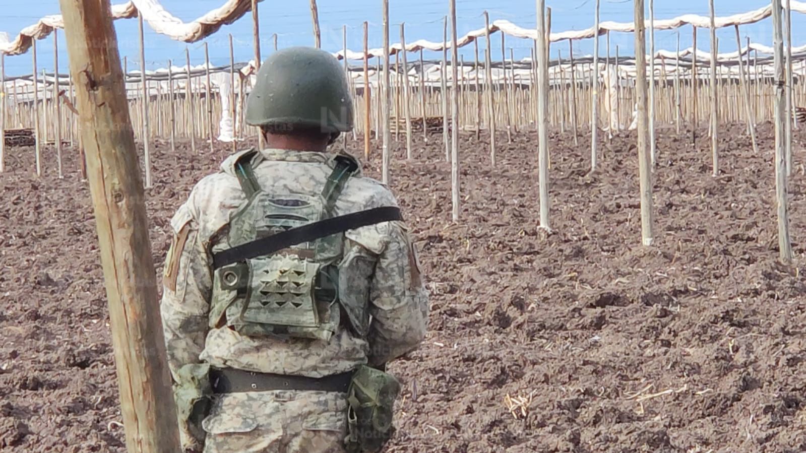 Militares resguardan el lugar donde un hombre fue encontrado sin vida en Costa Rica, Culiacán