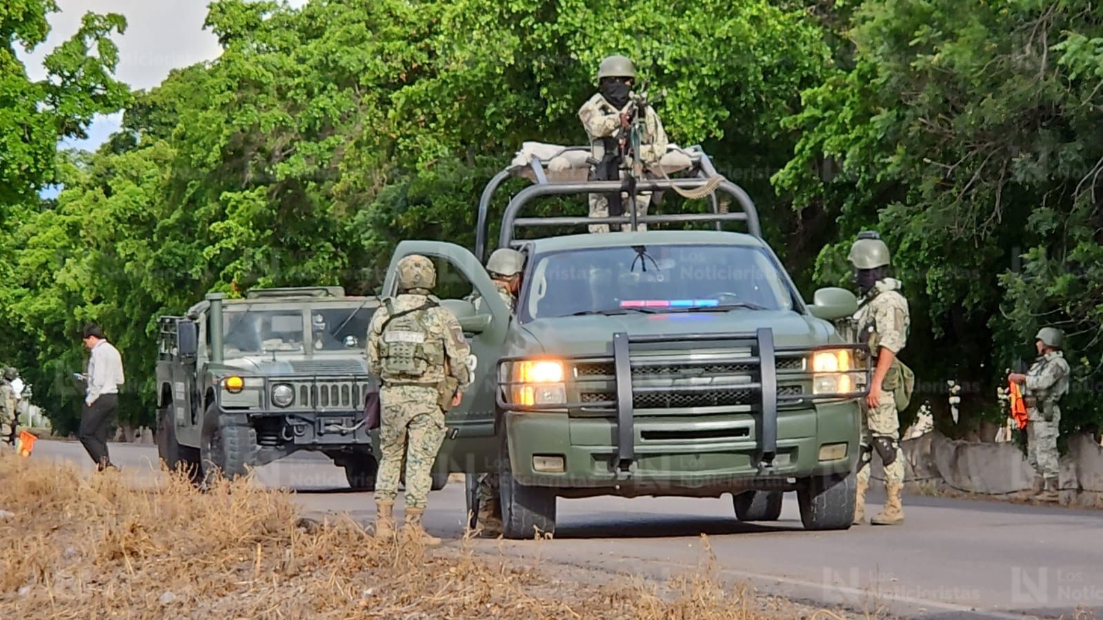 Militares resguardan el lugar donde un hombre fue encontrado sin vida en Costa Rica, Culiacán