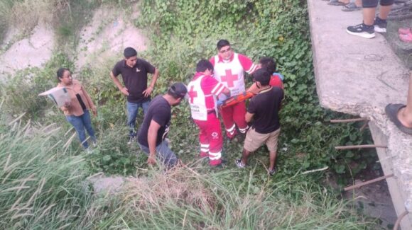 ¡Perdió el control de su bicicleta! Hombre cae al fondo de un canal en Guasave, Sinaloa