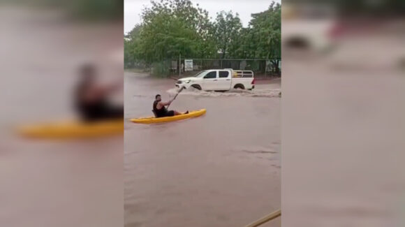 Vecino de Los Mochis sale al mandado en Kayak