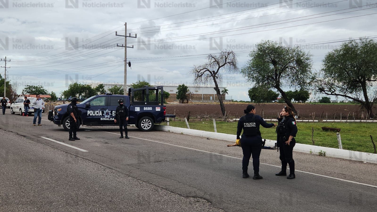 Policías resguardan lugar donde fue encontrado un hombre sin vida en la México 15, en Culiacán