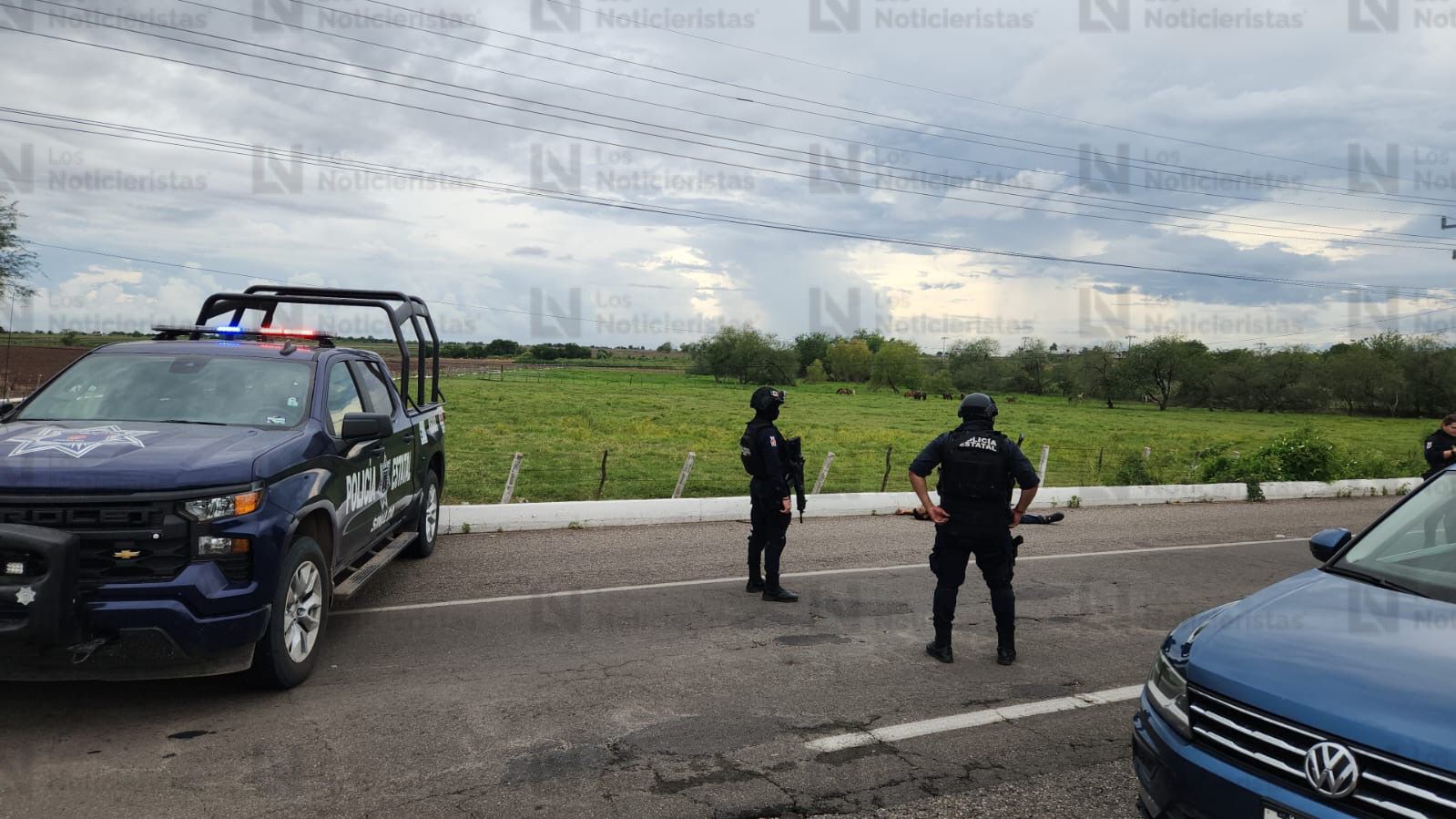 Policías resguardan lugar donde fue encontrado un hombre sin vida en la México 15, en Culiacán