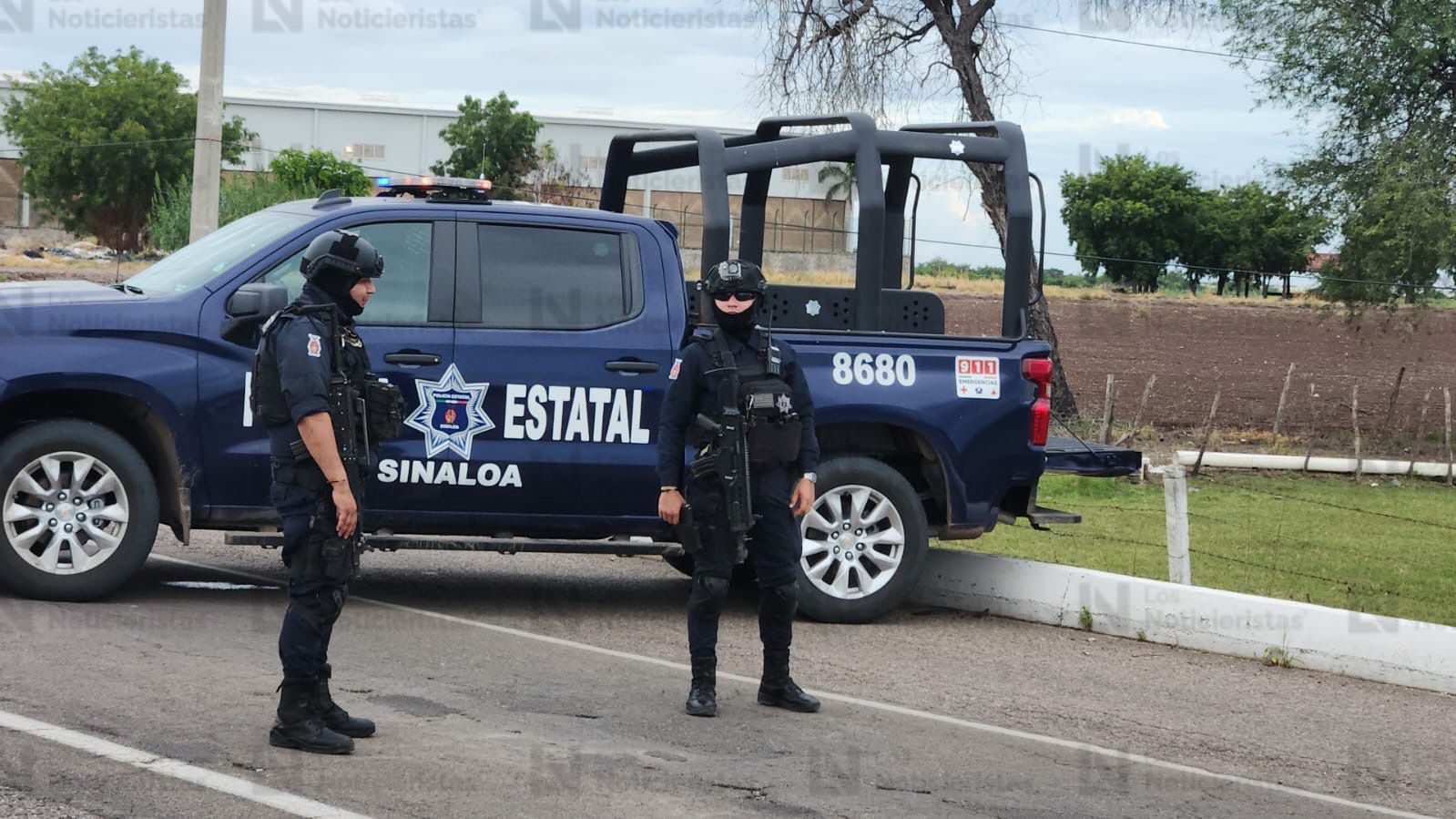 Policías resguardan lugar donde fue encontrado un hombre sin vida en la México 15, en Culiacán