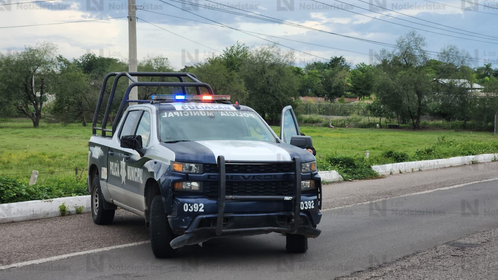 Policías resguardan lugar donde fue encontrado un hombre sin vida en la México 15, en Culiacán