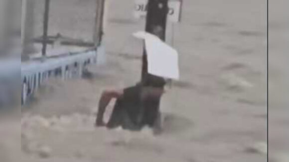 Hombre se sujeta de poste para evitar ser arrastrado por el arroyo tras intensas lluvias en Culiacán, Sinaloa (VIDEO)