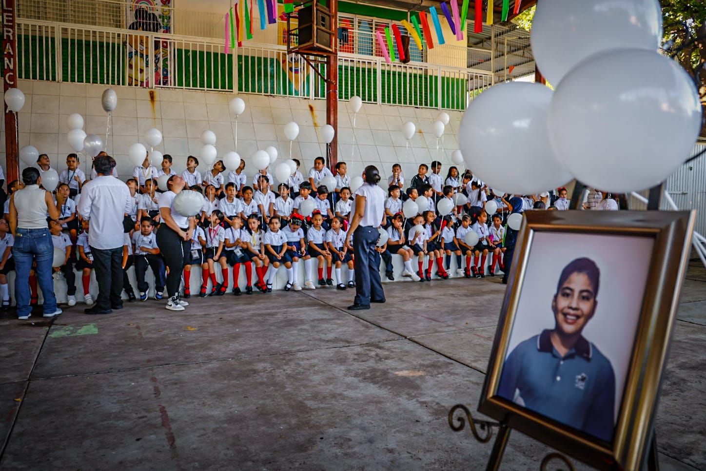 homenaje al niño omar matias en la escuela donde estudiaba