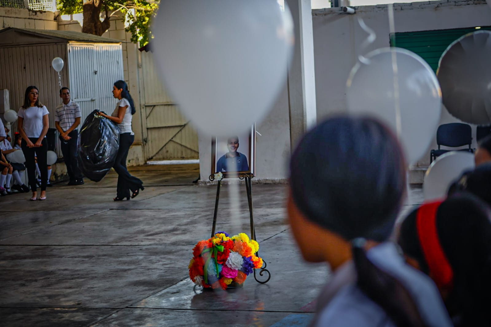 homenaje al niño omar matias en la escuela donde estudiaba