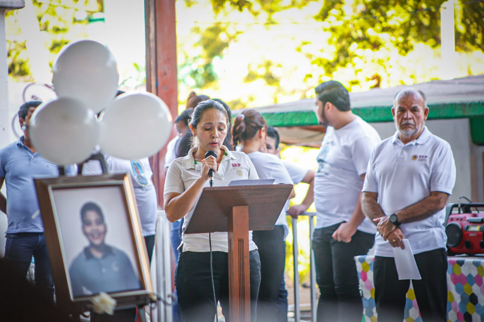 homenaje al niño omar matias en la escuela donde estudiaba