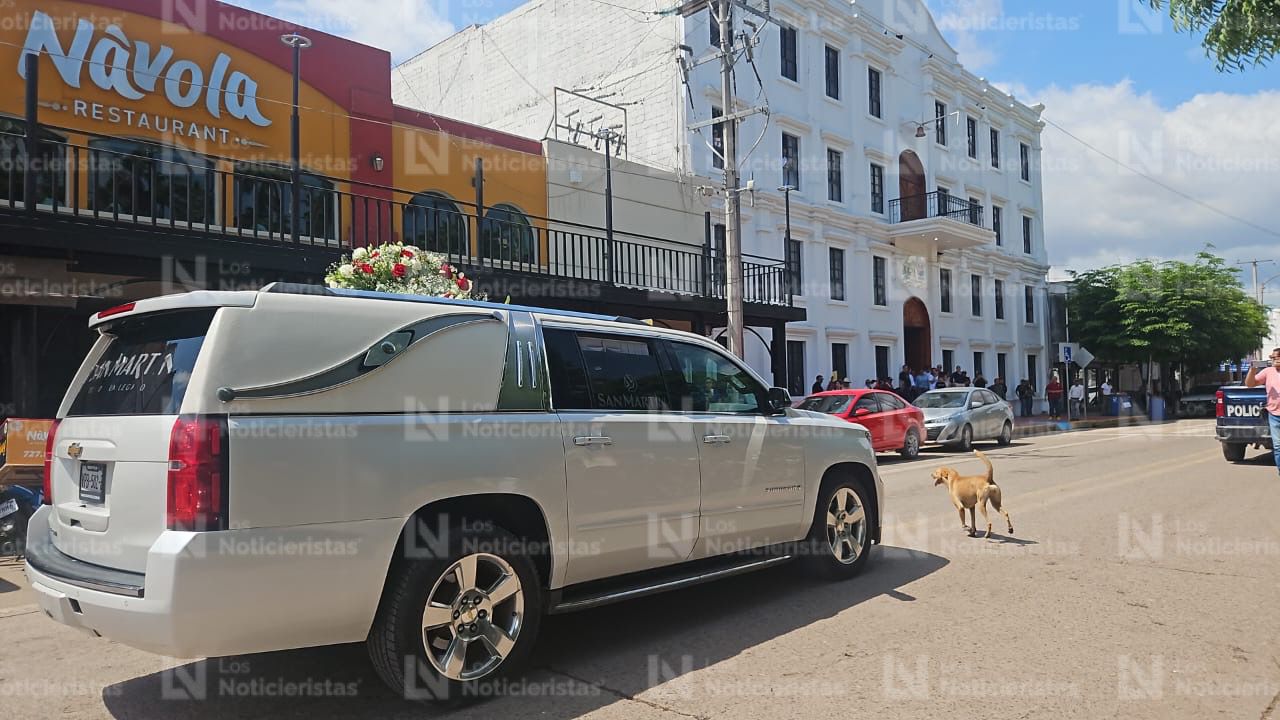 Carroza con cuerpo de elemento de Protección Civil en Navolato llega al Ayuntamiento