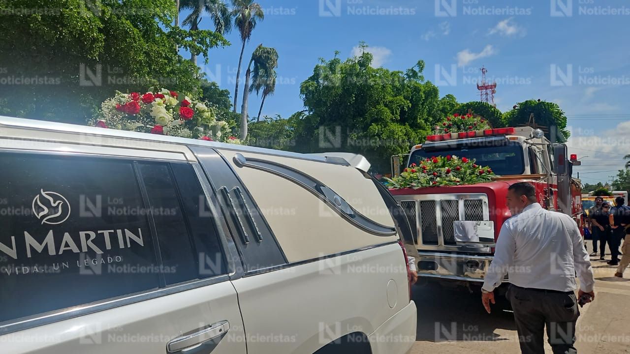 Carroza con cuerpo de elemento de Protección Civil en Navolato llega al Ayuntamiento