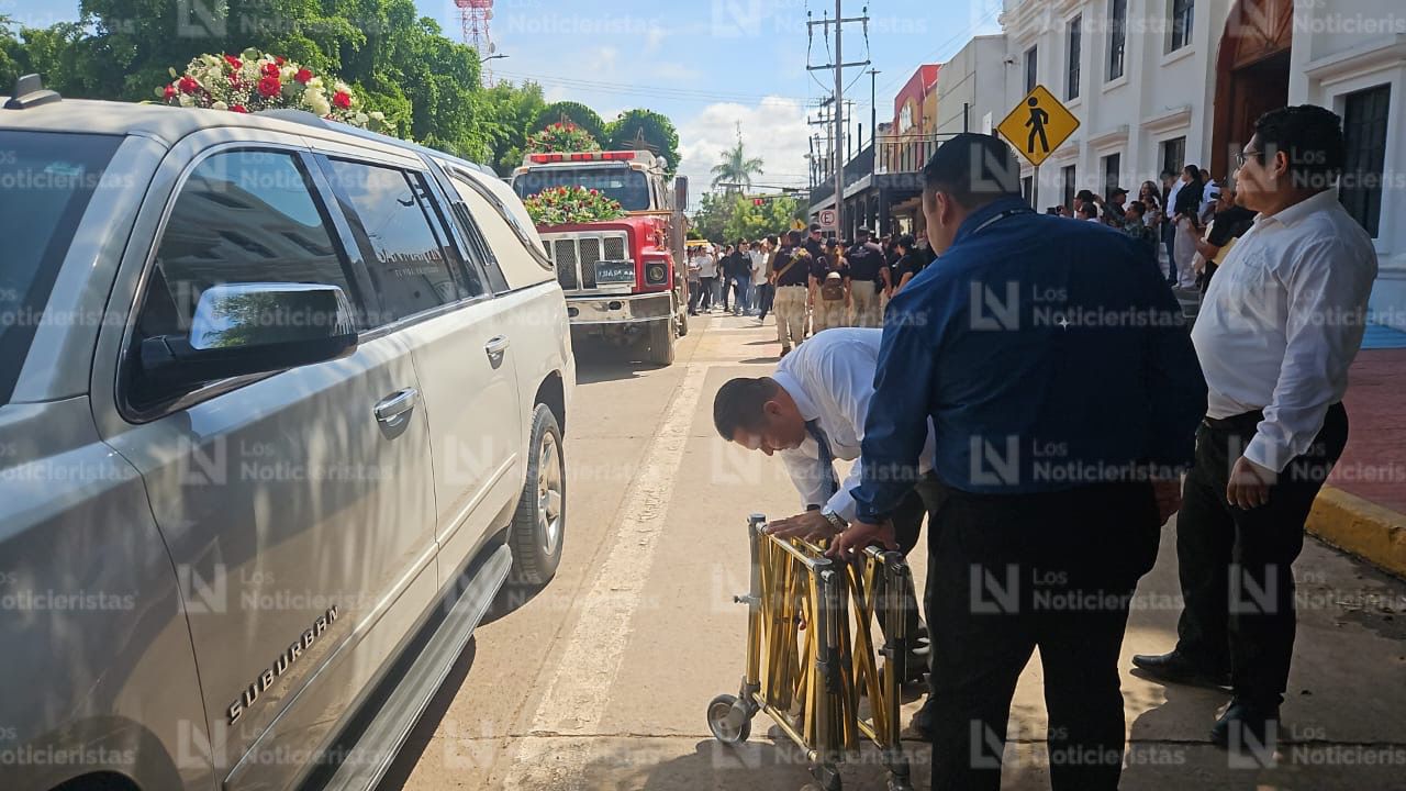 Carroza con cuerpo de elemento de Protección Civil en Navolato llega al Ayuntamiento