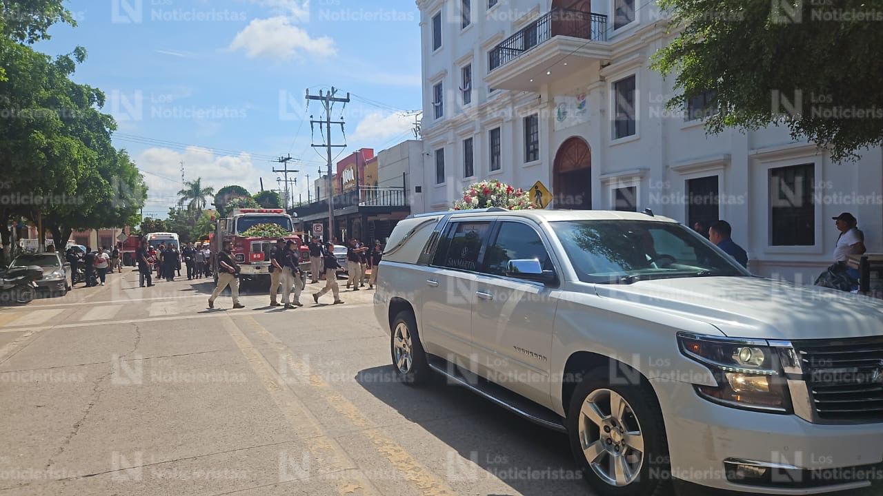 Carroza con cuerpo de elemento de Protección Civil en Navolato llega al Ayuntamiento