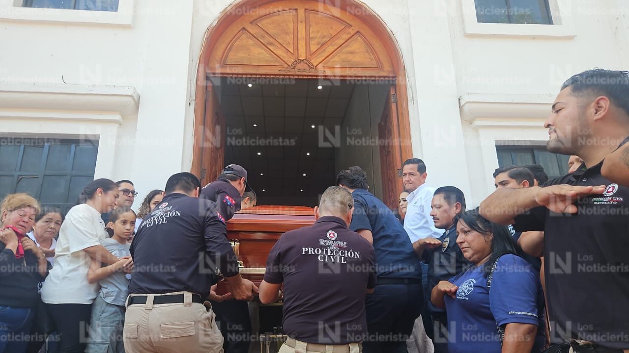Bajan caja de elemento de Protección Civil en homenaje de cuerpo presente en Navolato