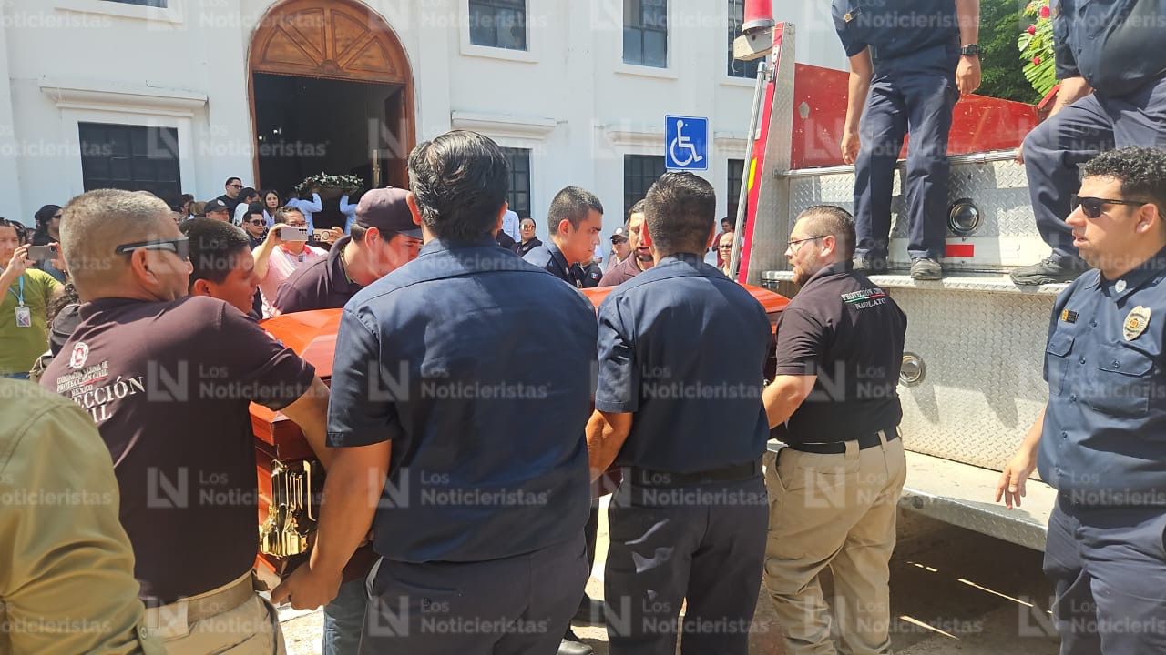 Bajan caja de elemento de Protección Civil en homenaje de cuerpo presente en Navolato