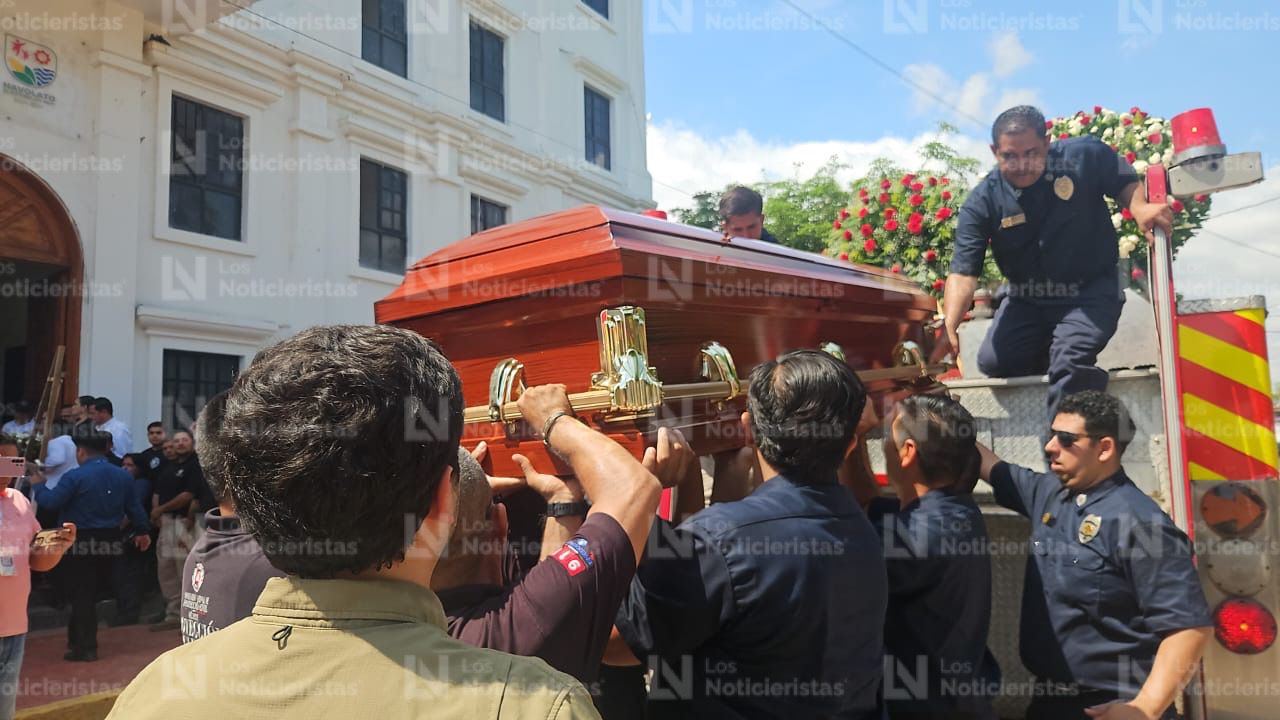 Bajan caja de elemento de Protección Civil en homenaje de cuerpo presente en Navolato