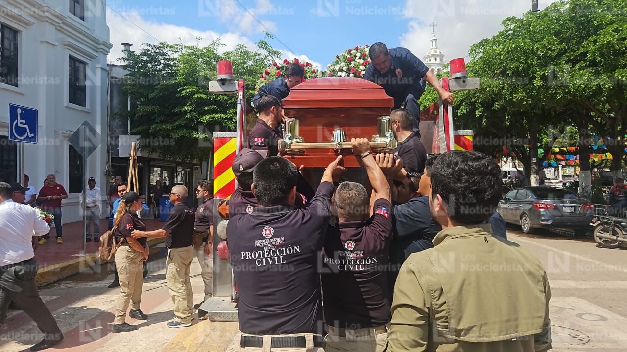 Bajan caja de elemento de Protección Civil en homenaje de cuerpo presente en Navolato