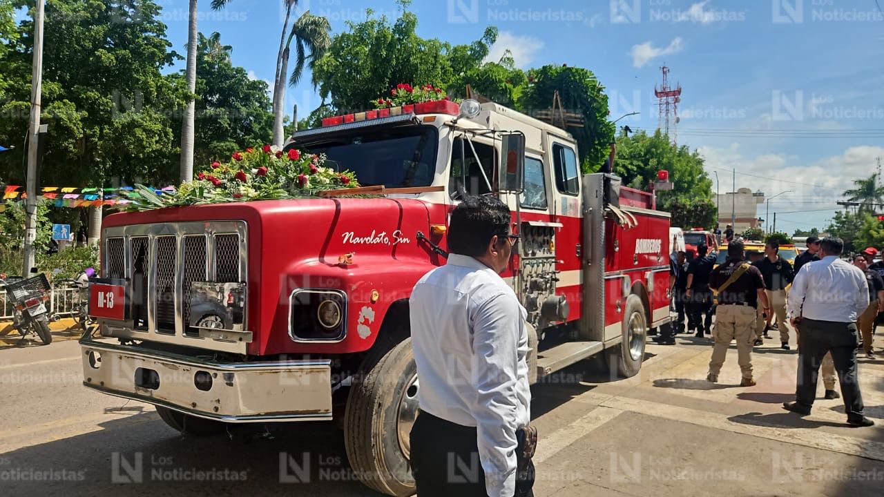 Elementos de Bomberos en homenaje de cuerpo presente a elemento de Protección Civil en Navolato
