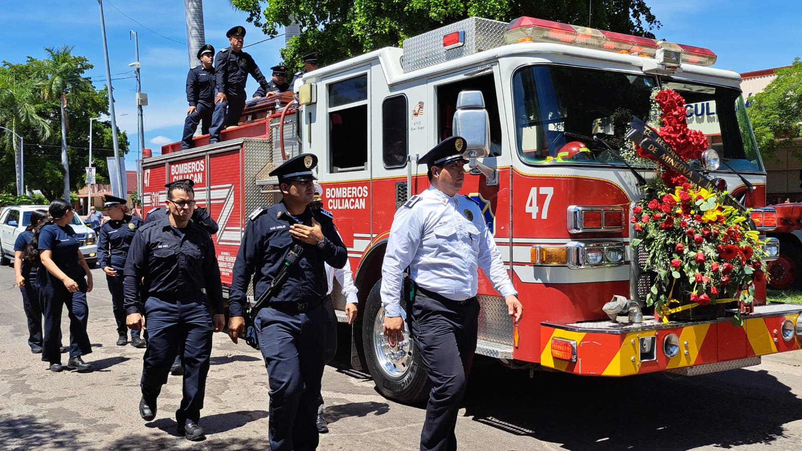 Homenaje póstumo a bombero asesinado en Culiacán