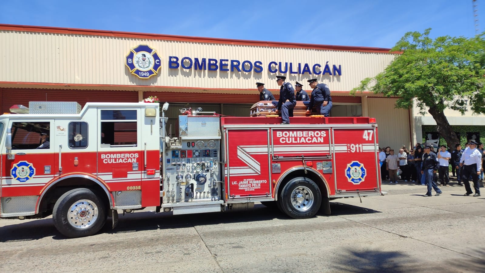 Homenaje póstumo a bombero asesinado en Culiacán