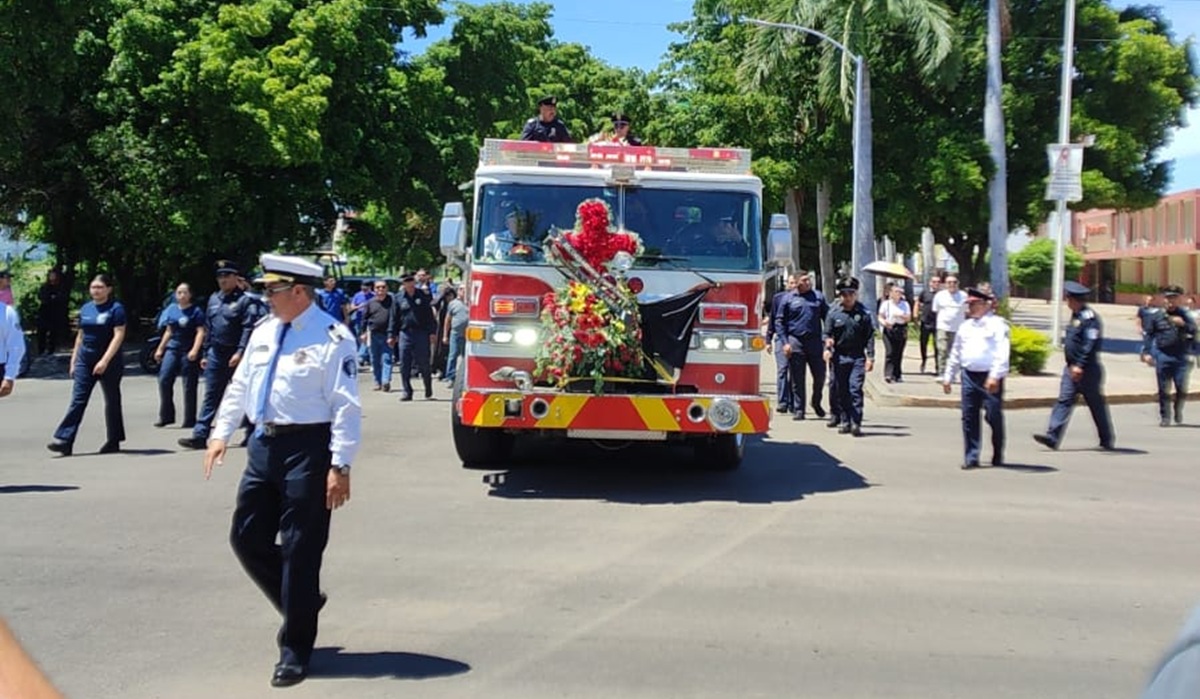 Homenaje póstumo a bombero asesinado en Culiacán
