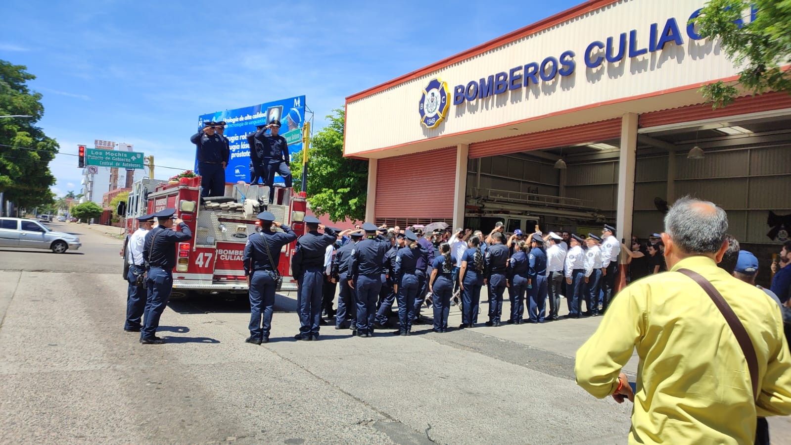Homenaje póstumo a bombero asesinado en Culiacán