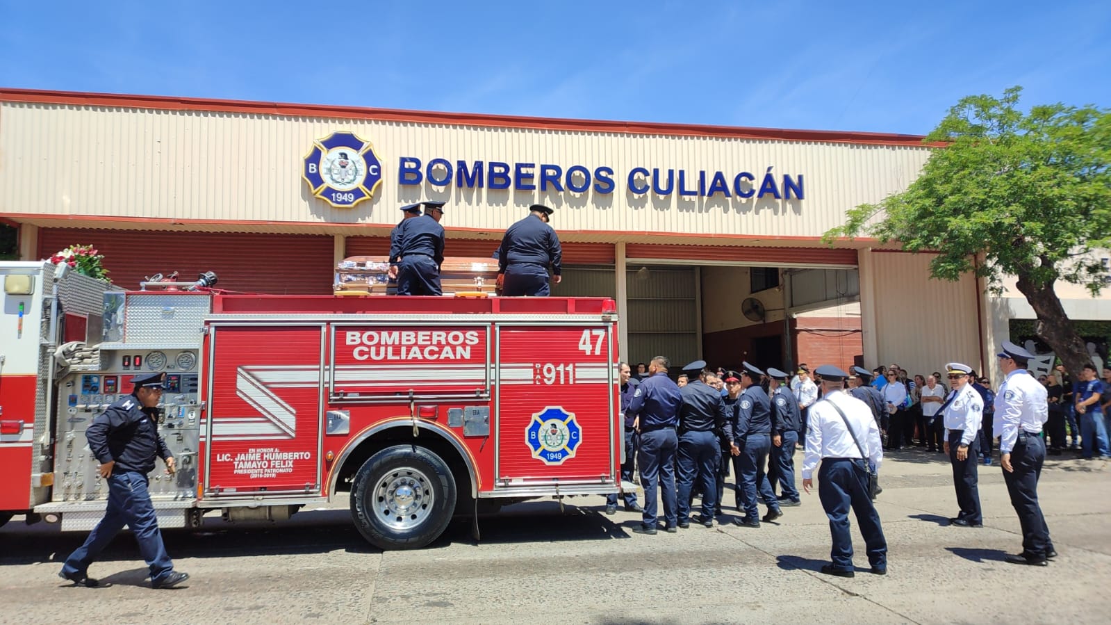 Homenaje póstumo a bombero asesinado en Culiacán