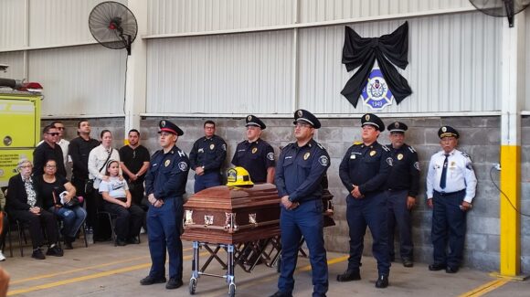 ¡Julio César Murillo presente! Con homenaje póstumo dan último adiós a bombero asesinado en Culiacán
