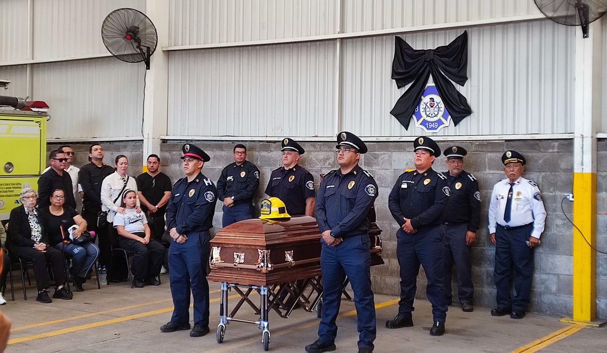 Homenaje póstumo a bombero asesinado en Culiacán