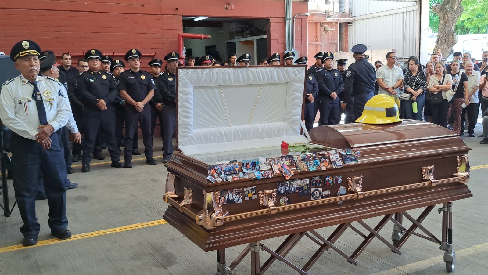Homenaje póstumo a bombero asesinado en Culiacán